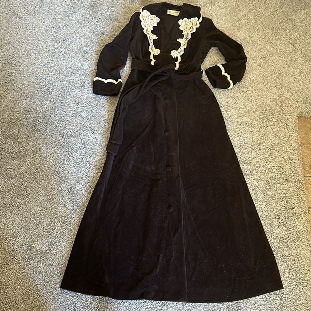 Vintage Vanity Fair housecoat, chocolate brown velour with lace trim sz XS